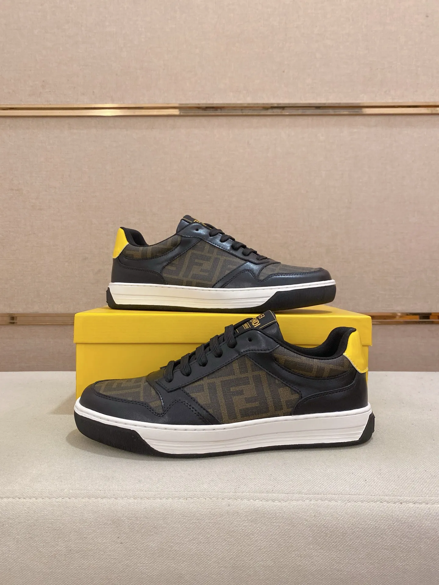 Men's shoes 💰 420💰 (FENDI) New style 👊🏻 upper 🇮🇹 imported cowhide fabric 🇩🇪 lining imported sheepskin lining. The original outsole is molded to highlight the identity of every man, and the upper foot is stable and stable🚶🏻🚶🏻The high-end custom counters reproduce the original version📯No matter the wind or rain, the shoe last remains unchanged and can withstand the verification of time🔍️,🔵 Size: 38-44 (45 is custom-made and cannot be returned or exchanged